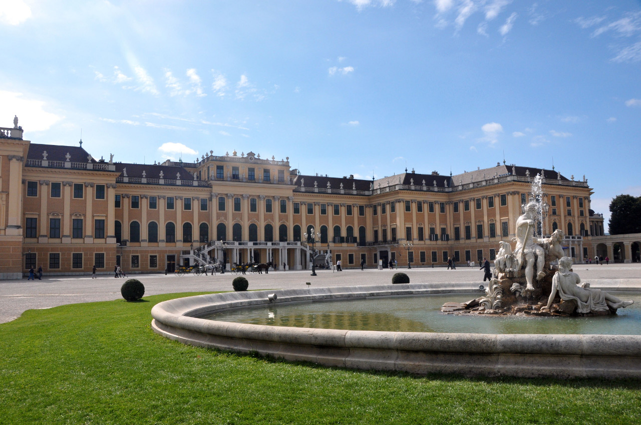  |Hofseite von Schloss Schönbrunn